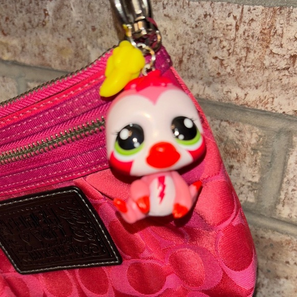 Littlest Pet Shop Orangutan Keychain – With Banana Accessory - Picture 2 of 7